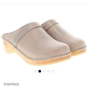 Worn once! Troentorp DaVinci Grey Clogs. Super cute 🤍 EU Size 38 - CAN Size 7.5